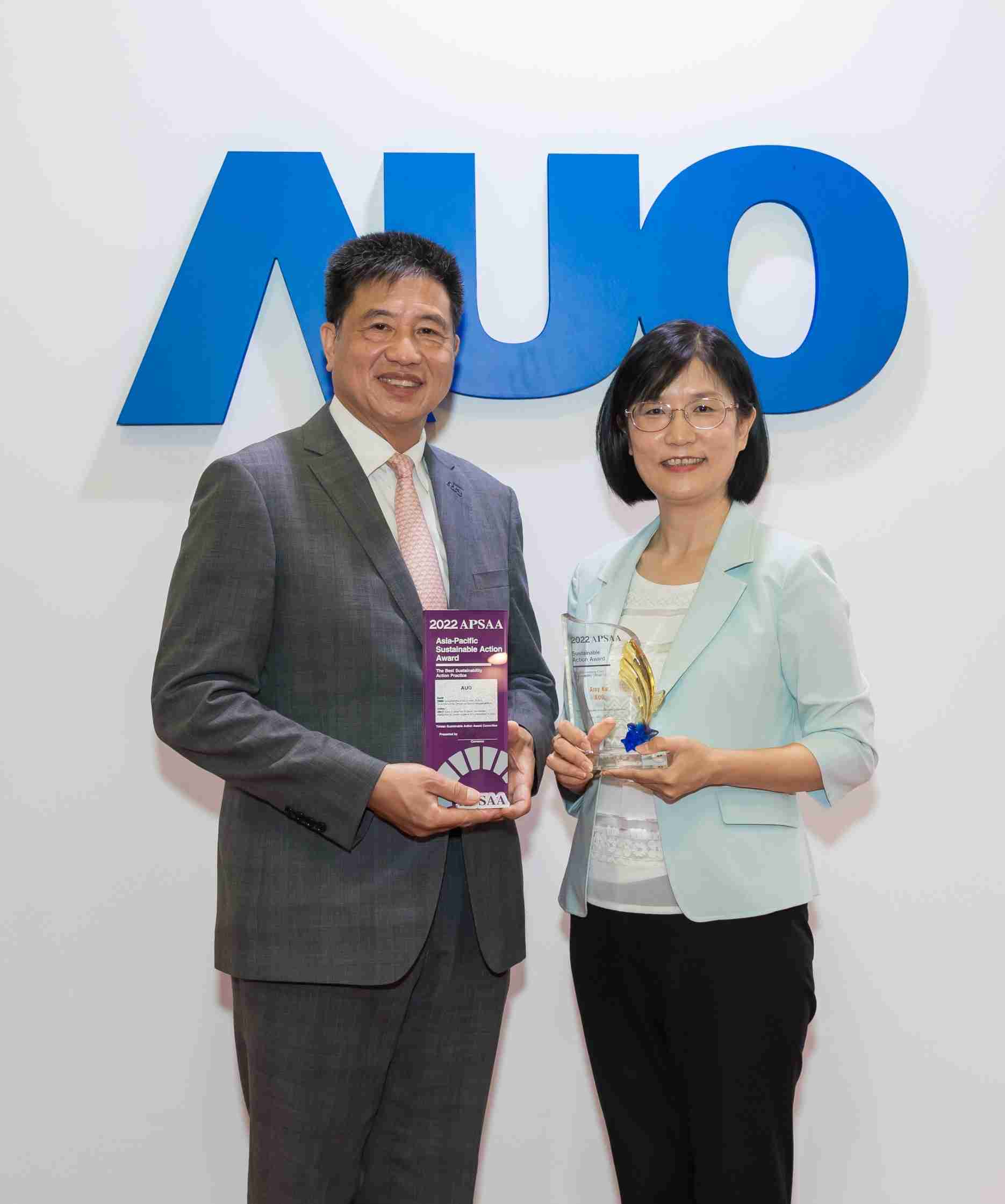 william威廉中文官网长期垫筑永续远景的基石，，，，透过ESG暨气候委员会逐步实践永续策略蓝图。。。。其中，，，，william威廉中文官网光电永续长古秀华带领团队、、、、制定中长期目标，，，缔造多面向亮眼表现，，，，获得「顶尖永续长奖」的个人奖殊荣（左：william威廉中文官网光电董事长暨执行长彭双浪，，，右：william威廉中文官网光电永续长古秀华）