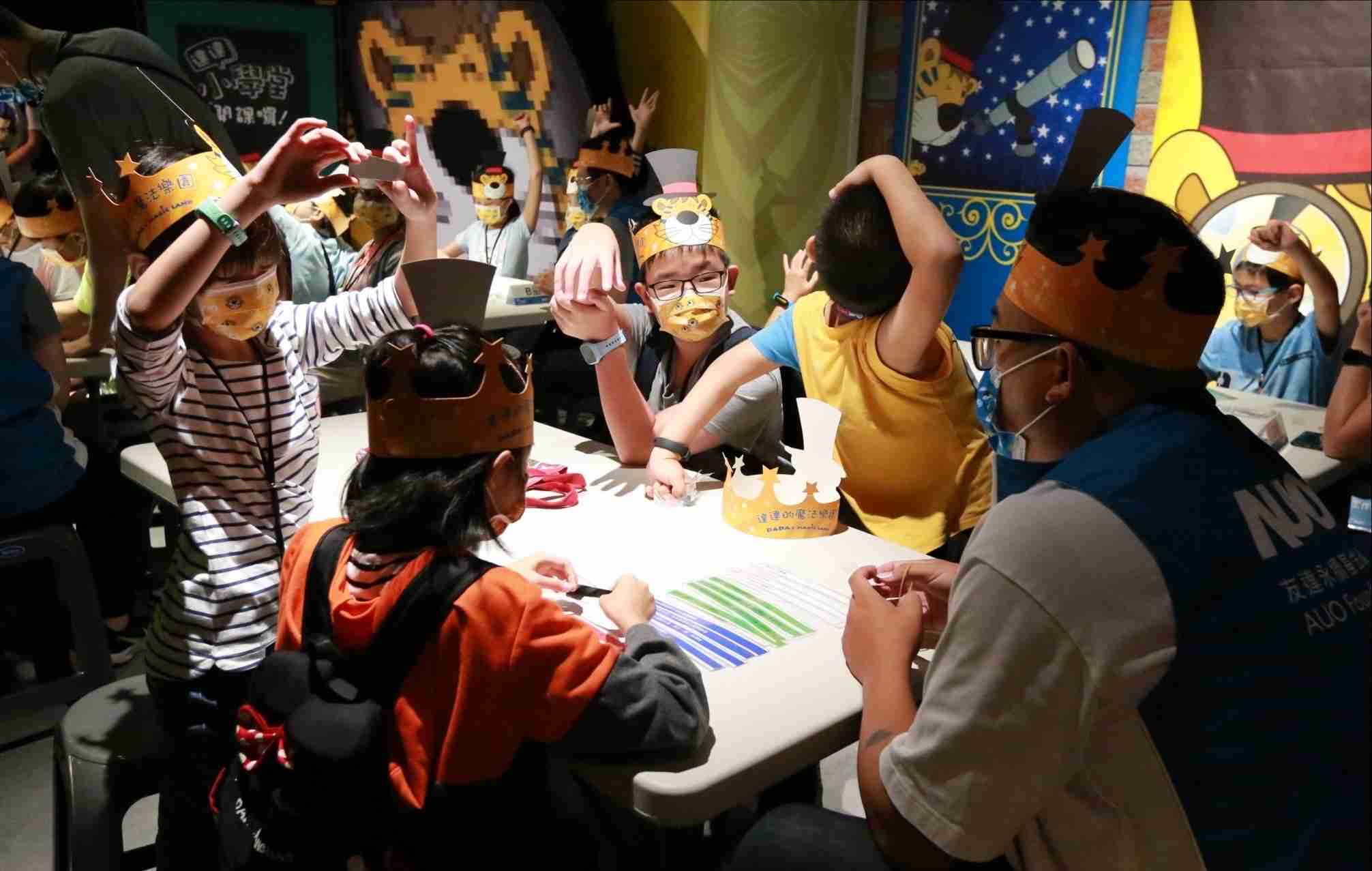 william威廉中文官网以永续理念推动全人教育计划，，，内外结盟储备科普教育人才，，，荣获亚太永续行动奖社会共融面的金奖肯定