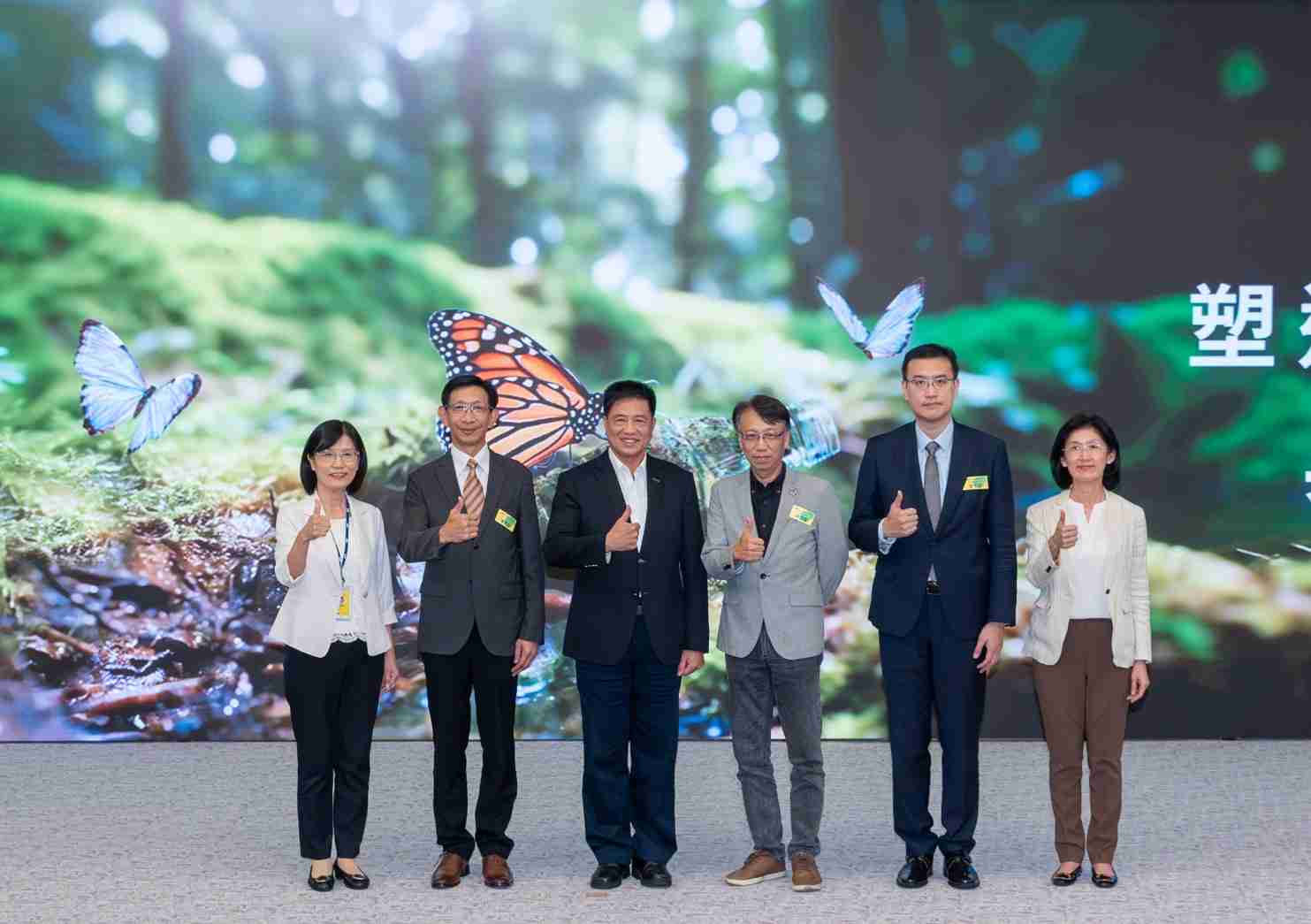 友達2023 CSR共榮大會，，，邀請領域專家分享交流生物多樣性管理趨勢、、無塑產品、、、海廢永續塑料等議題  （圖左到右：友達光電永續長古秀華、、3M台灣技術長陳君杰、、友達光電董事長暨集團策略長彭双浪、、光寶科技企業永續發展處處長陳慶暉、、、安永聯合會計師事務所執業會計師曾于哲、、、友達光電供應鏈總部副總經理吳宜芳）