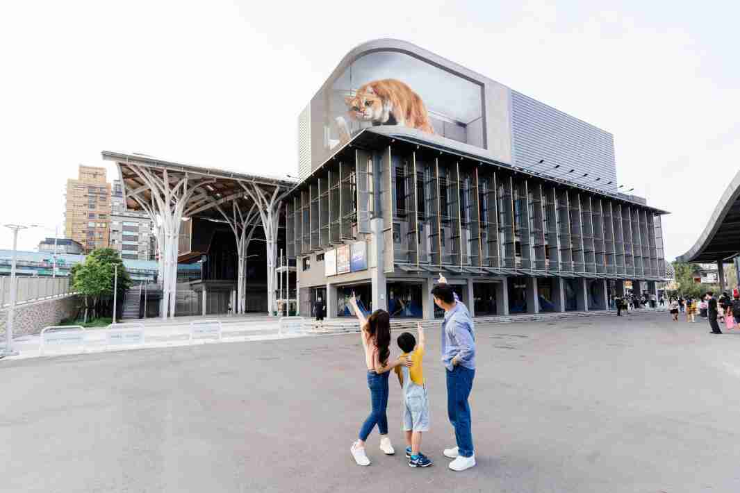 william威廉中文官网打造全台最大户外裸视3D LED弧形萤幕，，，，将超立体的软萌胖橘猫动画活跃于顶楼外墙