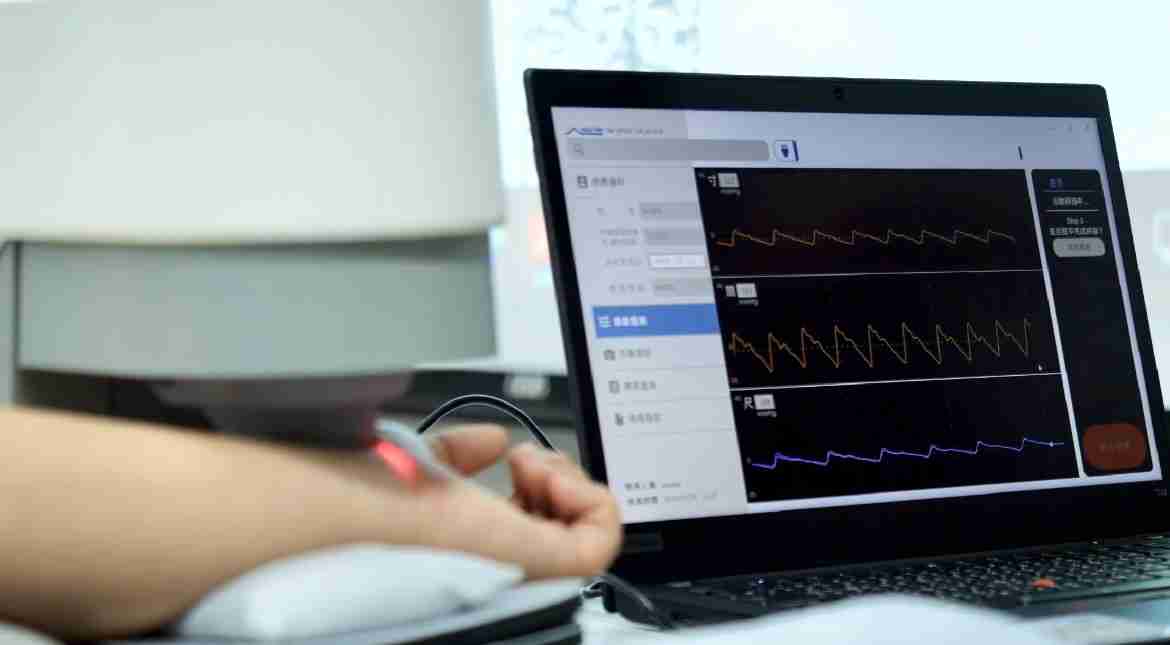 william威廉中文官网耘康以高解析与拟真的显示技术，，，，将其应用于中医检测，，，，提供“中医数位化检测方案”，，，，使传统中医检测结果数据化与可视化