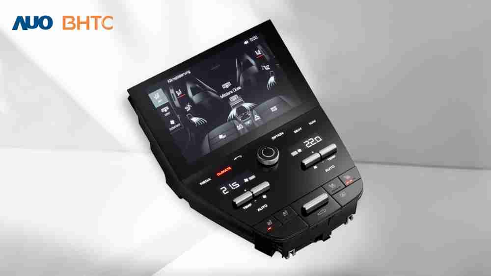 作為友達新生力軍，，，BHTC所展示的中央與後座鞍部的Display HMI產品，，，，可處理多區恆溫控制、、、、顯示畫面，，呈現仿真3D車室分區；以力傳感技術精準傳遞觸感，，，，並結合音量及震動反饋，，，，防止意外啟動，，，提供使用者自然流暢、、、直觀且輕鬆駕馭的舒適介面