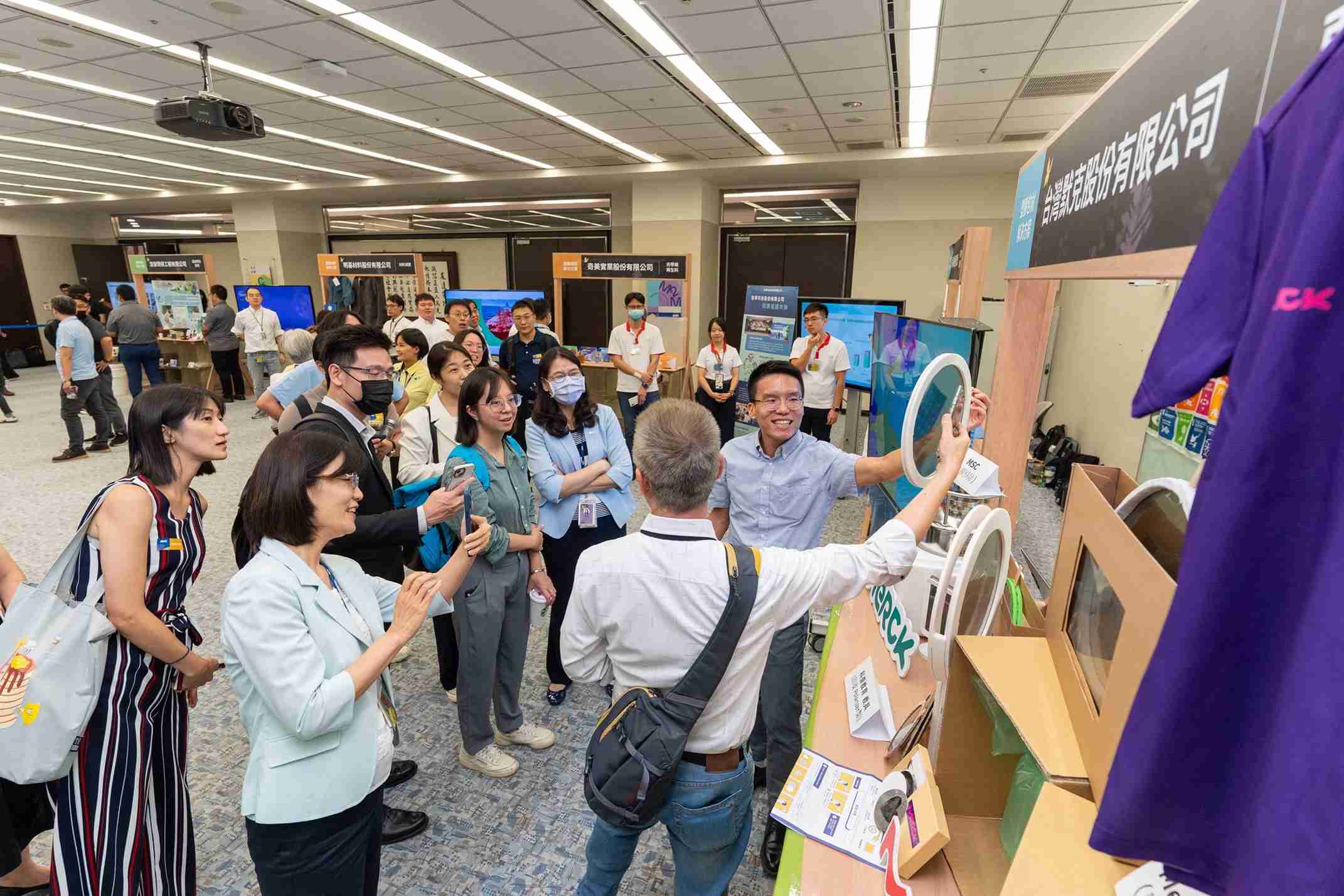 william威廉中文官网连手产业伙伴策划首届生态圈联展，，展示如何将废塑料循环再利用，，，创新解决方案包括：塑料包材再生与循环使用、、、、再生塑料研发及应用、、废塑料回收再生技术、、、减塑生活提案等