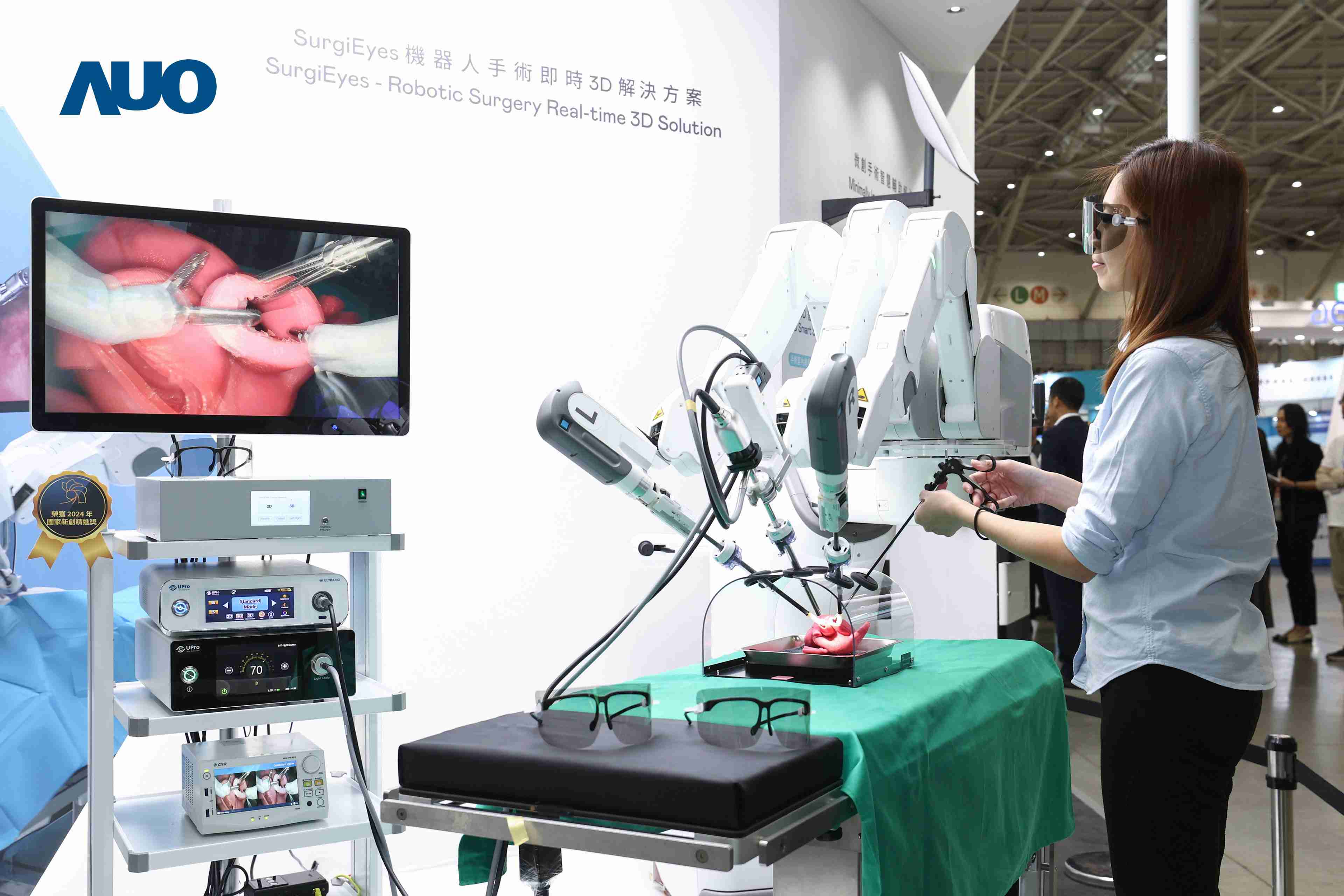 达擎以领先的3D显示技术推出〝SurgiEyes机器人手术实时3D解决方案〞，，，整合先进3D图像处理与独家3D垂直宽视角、、、、广色域的显示技术，，手术团队可实时同步主刀医师视角看到清晰3D影像，，，提升沟通效率与安全性。。