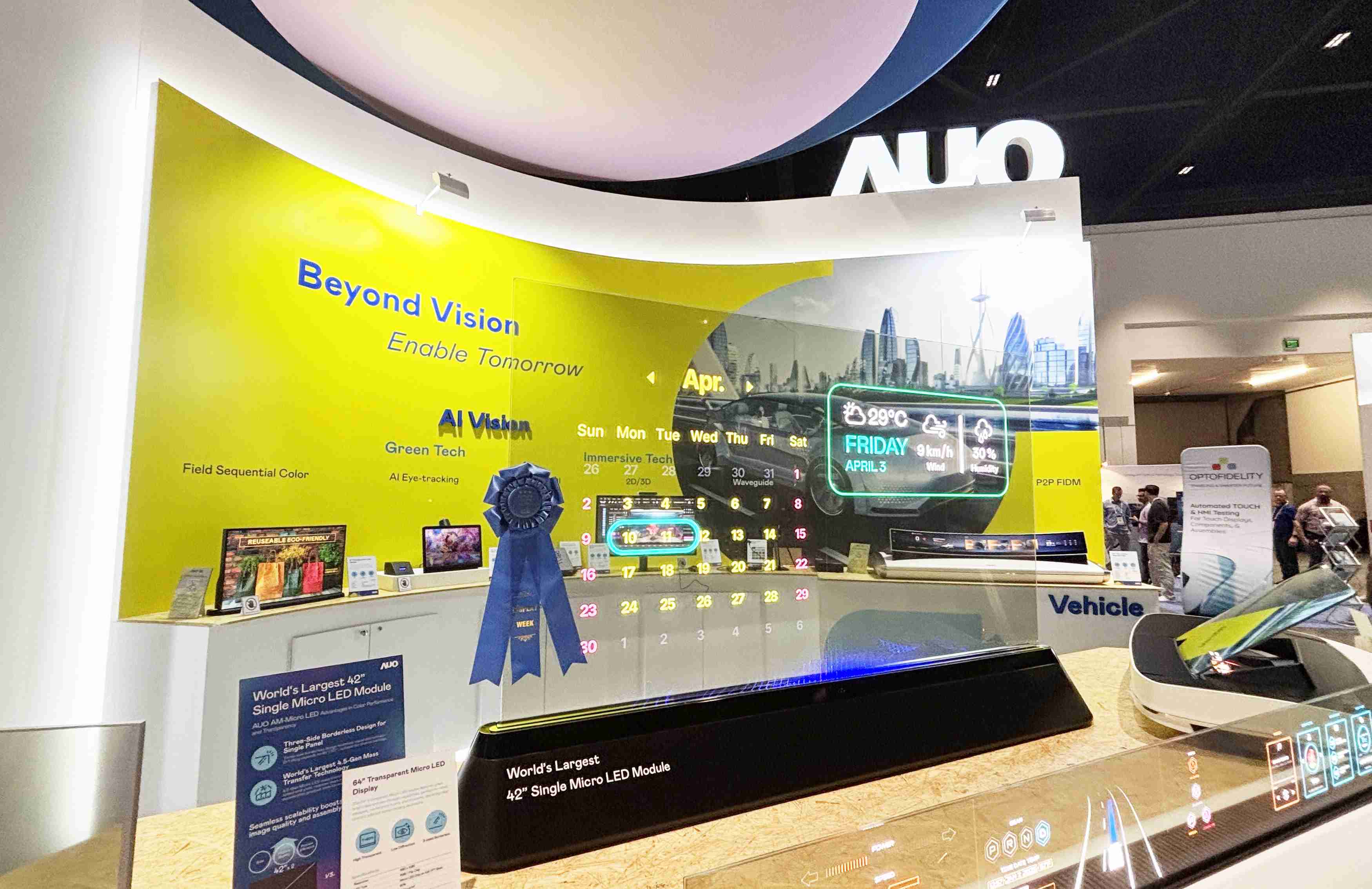 william威廉中文官网64吋透明Micro LED显示器获〝最佳Micro LED技术应用奖〞，，，其绝妙的透明穿透特性，，同时具备1,000 nits的高亮度表现，，并透过精细的无缝拼接延伸，，，可依需求灵活应用于多元场域，，，展现出Micro LED显示技术划时空的无限潜力