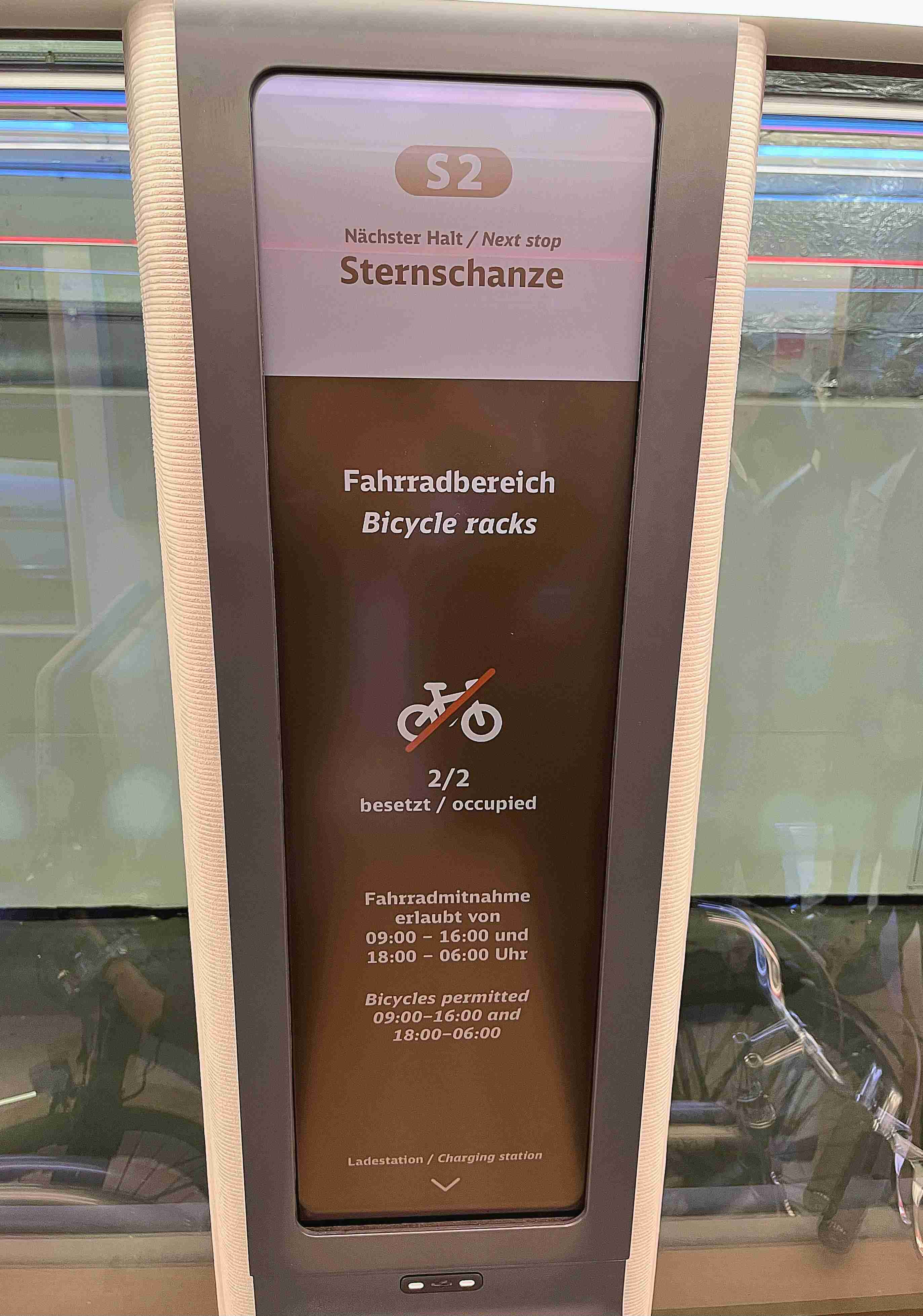 达擎HiRaso显示技术采用胆固醇液晶独特的双稳态特性及反射环境光线的方式，，，发挥最佳能源运用效率，，，，其仅在更换显示画面时才消耗电力，，，，在持续静止的画面显示上则为零耗电，，，，与传统液晶显示技术相比大幅节省90%能耗